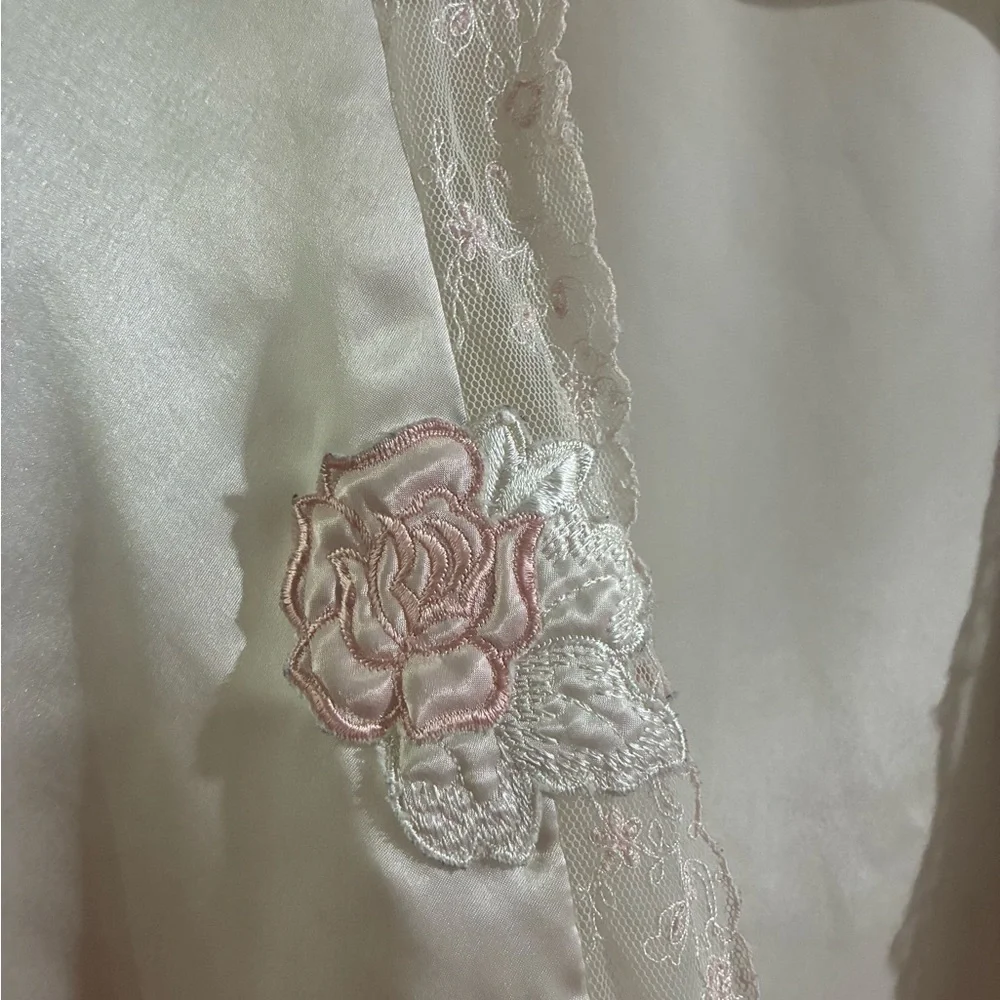 Vintage Women’s Medium Satin Robe - Picture 5 of 10